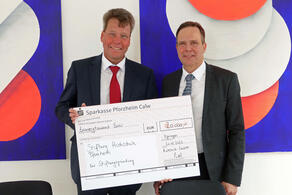 Rutronik-Geschäftsführer Gregor Sommer (links) überreicht an Hochschulrektor Ulrich Jautz einen Scheck in Höhe von 20.000 Euro.