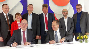 Großer Moment: Die Papiere zur Gründung der neuen Stiftung an der Hochschule werden vom Vorstandsvorsitzenden der Sparkasse.