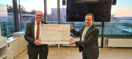 Scheckübergabe an der Hochschule in Pforzheim