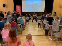 Das Publikum gallopiert gemeinsam mit Juri in den "Wilden Westen"